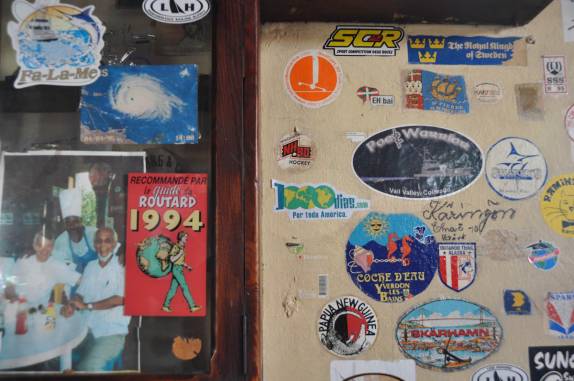 O adesivo dos 1000dias no famoso  bar Le Select, em Gustava, St. Bath - Caribe